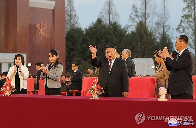 북한, 당 창건 79주년 기념 연회와 공연 진행 (평양 조선중앙통신=연합뉴스) 김정은 북한 국무위원장이 참석한 가운데  노동당 창건 79주년을 기념하는 경축공연과 연회가 지난 10일 노동당 중앙간부학교에서 진행되었다고 조선중앙통신이 11일 보도했다. 2024.10.11 
    [국내에서만 사용가능. 재배포 금지. For Use Only in the Republic of Korea. No Redistribution] nkphoto@yna.co.kr