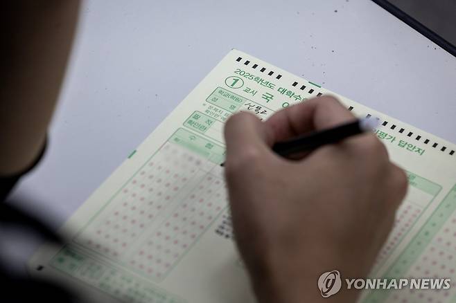 마킹하는 수험생 (서울=연합뉴스) 2025학년도 대학수학능력시험 9월 모의평가 시행일인 4일 오전 서울 양천구 신목고등학교 학생이 카드를 마킹하고 있다. 2024.9.4 [사진공동취재단] photo@yna.co.kr