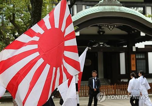 일본 패전일 야스쿠니신사 욱일기 (도쿄=연합뉴스) 박상현 특파원 = 일본 패전일인 8월 15일 태평양전쟁 A급 전범이 합사된 도쿄 지요다구 야스쿠니신사를 찾은 이들이 욱일기를 들고 있다. 2024.8.15