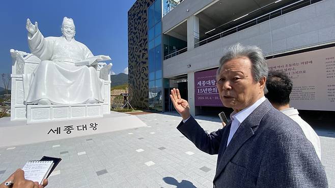 광화문 세종대왕상 원형 설명하는 김영원 작가   (김해=연합뉴스) 최병길 기자 = 광화문 세종대왕상 원형을 경남 김해시에 영구 무상 기증한 김영원 조각가가 11일 김해종합운동장 내 시립김영원미술관 앞 테라스에 설치된 세종대왕상 원형 앞에서 인터뷰를 하고 있다. 2024.10.11
choi21@yna.co.kr