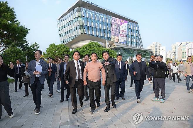 최민호 세종시장 단식 중단 (세종=연합뉴스) 한종구 기자 = 정원도시박람회와 빛축제 등 자신의 공약사업 예산 통과를 촉구하며 시청 앞에서 단식 농성을 하던 최민호 세종시장이 11일 오후 단식 중단을 선언한 뒤 부축을 받아 병원으로 이동하고 있다. 2024. 10.11. jkhan@yna.co.kr