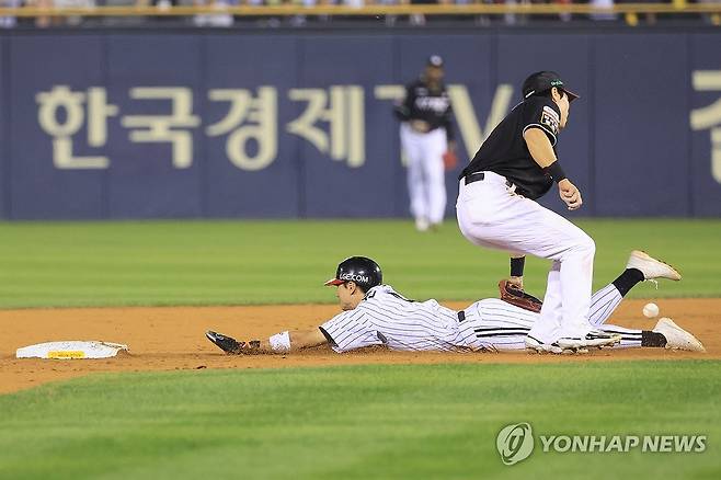 신민재는 2루 도루, kt는 수비 실책 (서울=연합뉴스) 신현우 기자 = 11일 서울 잠실야구장에서 열린 2024 신한 SOL뱅크 KBO 포스트시즌 준플레이오프 5차전 kt wiz와 LG 트윈스의 경기. 3회말 1사 1루 LG 오스틴 타석 때 1루 주자 신민재가 2루 도루에 성공하고 있다. kt 수비 실책으로 신민재는 3루까지 진루. 2024.10.11 nowwego@yna.co.kr