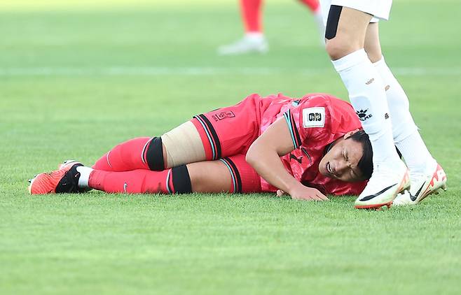 황희찬이 10일(한국시간) 요르단 암만국제경기장에서 열린 2026 피파 북중미월드컵 아시아 3차 예선 3차전에서 부상으로 고통스러워하고 있다. 사진 | 암만=연합뉴스