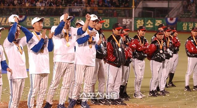 삼성 선수들이 2002 KBO 한국시리즈 우승 후 환호하고 있다. 준우승 LG 선수들이 뒤에서 자리를 지키고 있다. 사진 | 스포츠서울DB