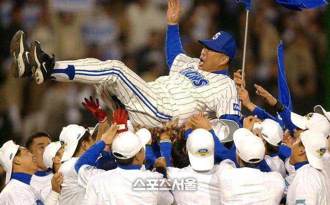 삼성 선수들이 2002 KBO 한국시리즈 우승 후 김응룡 감독을 헹가래 치고 있다. 사진 | 스포츠서울DB