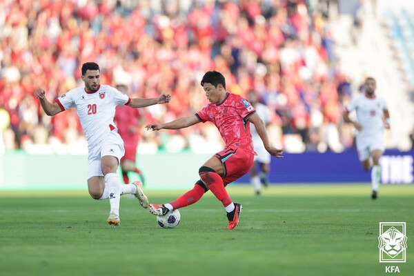 황희찬이 지난 10일 요르단과의 2026 국제축구연맹(FIFA) 북중미 월드컵 아시아 지역 3차 예선 3차전에서 드리블을 시도하고 있다. 사진┃대한축구협회