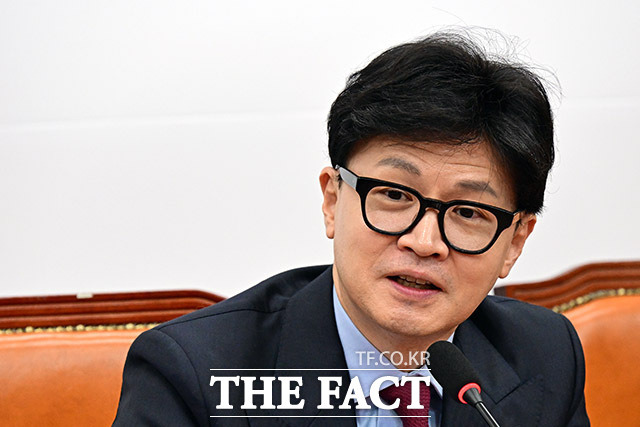 법무부 장관 재직 시절 '여의도 사투리'를 배척했던 한 대표는 최근 기자들의 물음에 즉답을 피하는 경우가 많다. /남윤호 기자