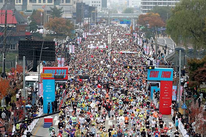 2023년 10월 29일 춘천마라톤 참가자들이 강원도 춘천 공지천 출발선을 지나고 있다./남강호 기자