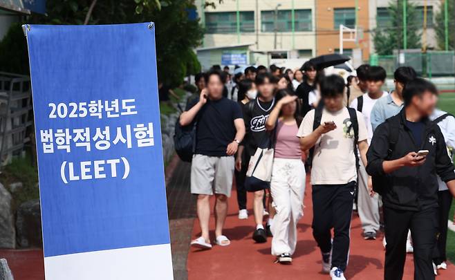 지난 7월 2025학년도 법학적성시험(LEET) 고사장이 마련된 서울 중구 한양공업고등학교에서 시험을 마친 수험생들이 교문을 나서고 있다. 로스쿨 입시에서 LEET의 비중이 커지면서 올해 응시자는 2만명에 육박해 역대 최고치를 기록했다. 15년 전 로스쿨이 도입된 이래 2010년대 초반까지도 LEET 응시자는 1만명 안팎이었으나 두 배 급증했다. /연합뉴스