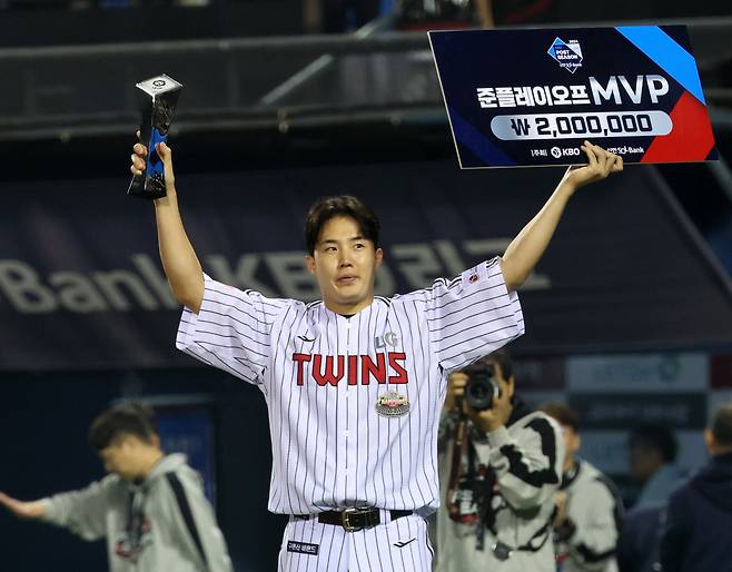 11일 서울 송파구 잠실야구장에서 열린 2024 KBO 포스트시즌 준플레이오프 5차전 KT와 LG의 경기에서 4대1로 승리하며 플레이오프에 진출한 LG 임찬규가 준플레이오프 MVP를 수상하고 있다. /뉴시스