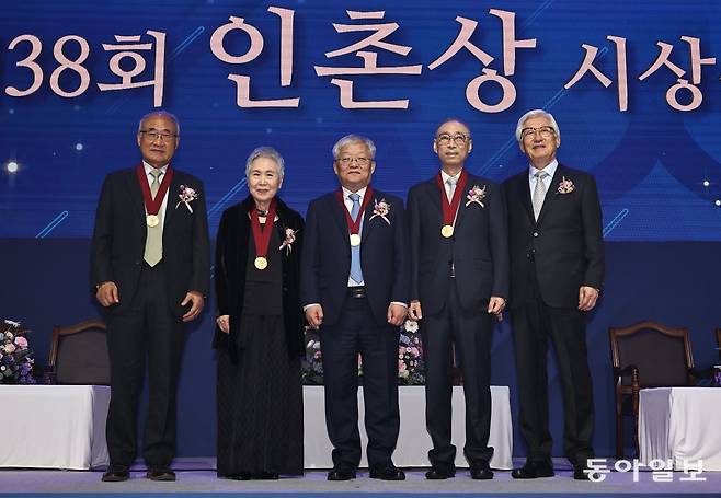 11일 서울 중구 웨스틴조선호텔에서 열린 제38회 인촌상 시상식에서 수상자들이 기념촬영을 하고 있다. 왼쪽부터 홍정길 밀알복지재단 이사장, 박정자 연극배우, 안대회 성균관대 한문학과 교수, 권인소 한국과학기술원 전기및전자공학부 KAIST 교수, 이진강 인촌기념회 이사장. 양회성 기자 yohan@donga.com