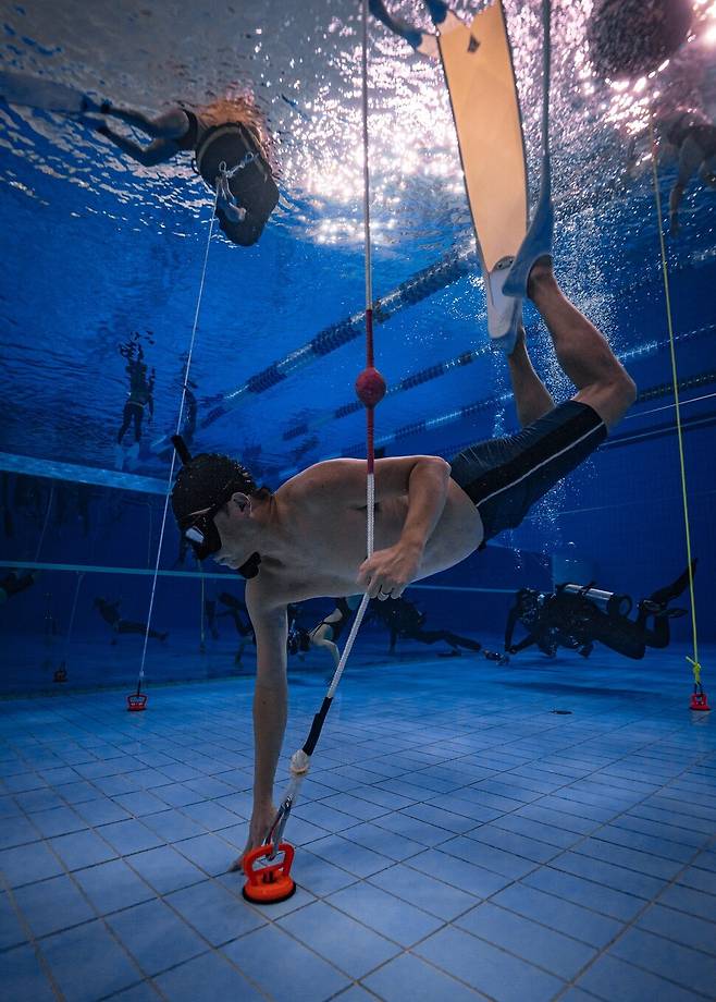 지난달 29일 경기도 성남시 성남종합스포츠센터 내 아쿠아라인 수영장에서 초보 수강생 김주영씨가 프리다이빙 강습을 받고 있다. 호흡 훈련을 마친 뒤 줄을 잡고 5m 수심을 내려가는 훈련 중이다. 이준호 제공