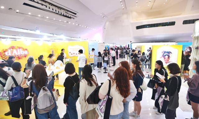 10일 오후 서울 중구 동대문자인플라자(DDP)에서 열린 '컬리 뷰티 페스타 2024'에서 참관객들이 부스를 둘러보고 있다. 연합뉴스