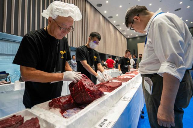 일본 포경 업체인 '교도 센파쿠'가 도쿄 도요스 시장에서 지난달 주최한 행사에 고래 고기의 여러 부위가 전시돼 있다. 도쿄=AFP 연합뉴스