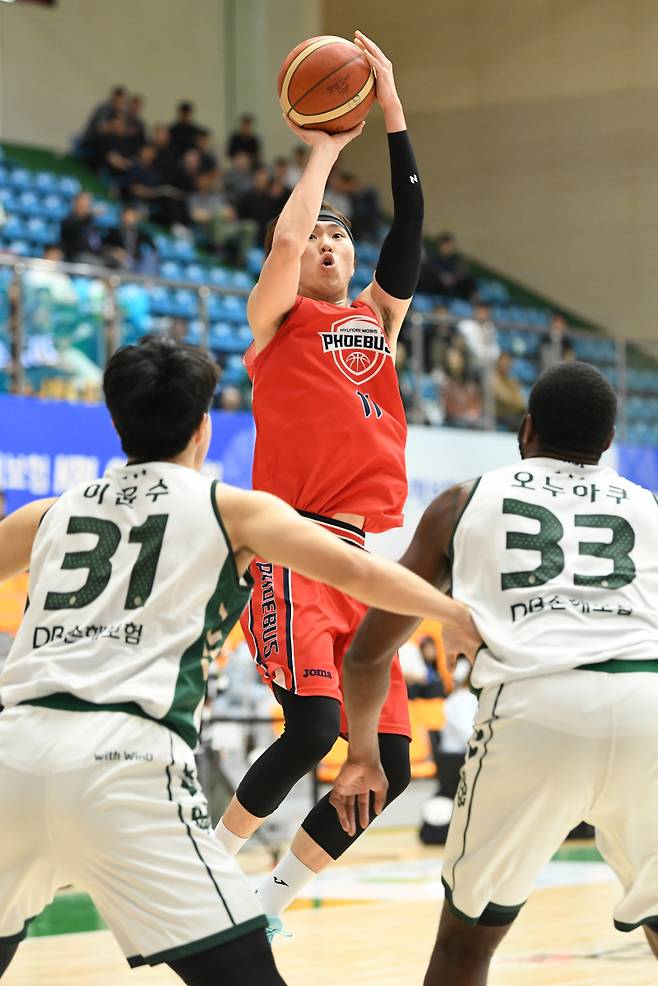 11일 제니 천체육관에서 열린 2024 DB손해보험 KBL 컵대회 in 제천 원주 DB와 울산 현대모비스의 준결승 현대모비스 이우석 공격. 사진=KBL