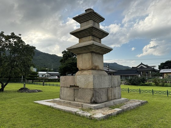 경주 남산동 삼층석탑 동탑 정면 기단에 신라 석공의 수리 흔적으로 추정되는 네모난 홈이 보인다. 정면 기단 석재는 엇갈리게 쌓은 다른 세 면과 달리 십자 형태로 물려있다. 김홍준 기자