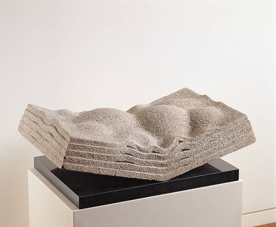 전국광의 조각 작품 ‘적’(1979) 화강석, 20x70x45㎝. [사진 황인]