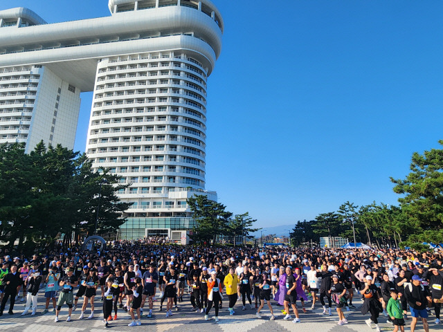 ▲ 동해안 최고의 청정해변을 질주하는 ‘2024 경포마라톤대회’가 12일 경포해변 중앙광장에 역대 최다 인원인 1만여명의 마라톤 동호인과 시민들이 참가한 가운데 성황리 개최됐다.