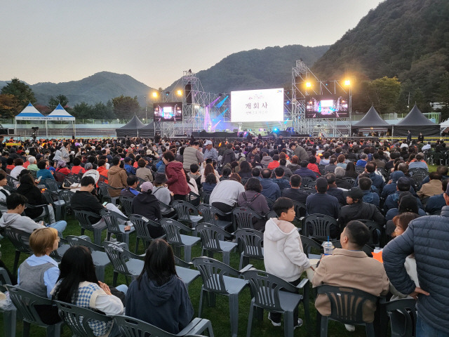 ▲ 인제군 대표 향토문화축제인 ‘제42회 합강문화제’ 개막식이 12일 오후 인제천연잔디구장에서 개최됐다.