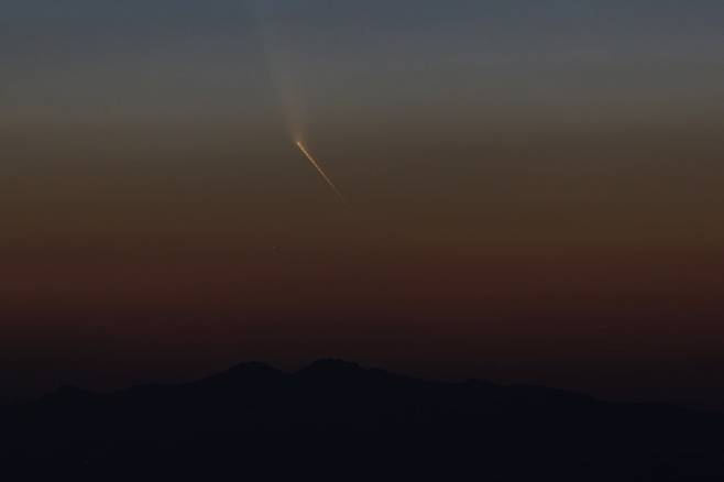 올해 나타난 혜성 중 가장 밝은 위성으로 꼽히는 '쯔진산-아틀라스 혜성(C/2023 A3)'이 12일 강원 평창군 청옥산 육백마지기에서 관측되고 있다.(쯔진산-아틀라스 혜성 5장을 합성했다)