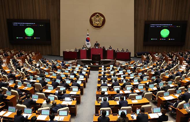 지난달 26일 국회에서 열린 본회의에서 ‘딥페이크 성폭력 방지법’(성폭력범죄처벌특례법)이 통과되고 있다. [사진 출처 = 연합뉴스]