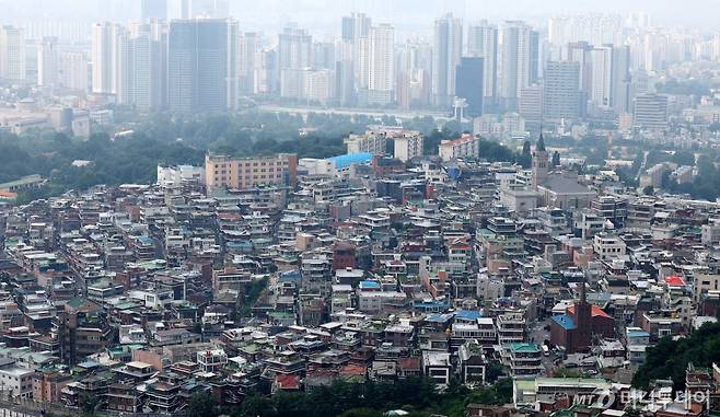 [서울=뉴시스] 추상철 기자 = 5일 오후 서울 용산구 남산에서 빌라가 보이고 있다. 정부는 비 아파트 수요와 공급 확대를 위해 신축빌라, 오피스텔 등을 추가로 구입한 다주택자에 대해 '1가구 1주택' 특례를 주는 방안인 주택공급대책을 이르면 이번주에 발표할 예정이다. 2024.08.05. scchoo@newsis.com /사진=추상철