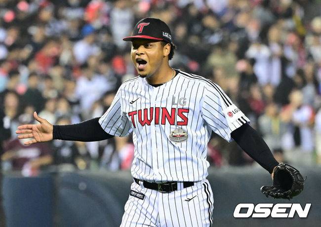 [OSEN=잠실, 최규한 기자]프로야구&nbsp;LG 트윈스가 KT 위즈의 기적을 잠재웠다.&nbsp;프로야구 LG는&nbsp;11일 서울 잠실구장에서 열린 2024 KBO리그 포스트시즌&nbsp;준플레이오프(5전 3선승제) 최종 5차전에서 KT를 4-1로 꺾고 시리즈 성적 3승 2패로&nbsp;플레이오프 진출 티켓을 거머쥐었다.경기를 마무리지은 LG 에르난데스가 기뻐하고 있다. 2024.10.11 / dreamer@osen.co.kr