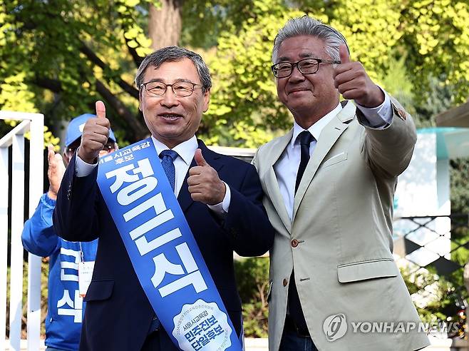 서울교육감 선거, 정근식으로 진보진영 단일화…최보선 사퇴 (서울=연합뉴스) 윤동진 기자 = 서울시교육감 보궐 선거를 나흘 앞둔 12일 서울시교육청 앞에서 열린 ‘정근식(왼쪽)-최보선 후보 단일화 관련 기자 회견’에서 사퇴를 선언한 최 후보가 정 후보와 함께 포즈를 취하고 있다. 2024.10.12 mon@yna.co.kr