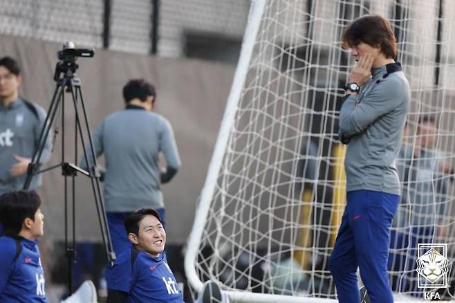 이강인과 대화를 나누는 홍명보 감독 [대한축구협회 제공. 재판매 및 DB 금지]