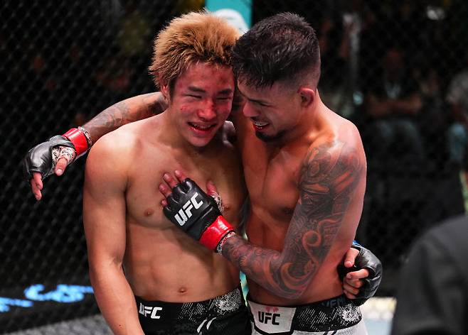 UFC 파이트나이트 메인이벤트를 장식한 타이라 타츠로(왼쪽)와 브랜든 로이발이 경기를 마친 뒤 포옹을 나누며 서로를 격려하고 있다. 사진=UFC