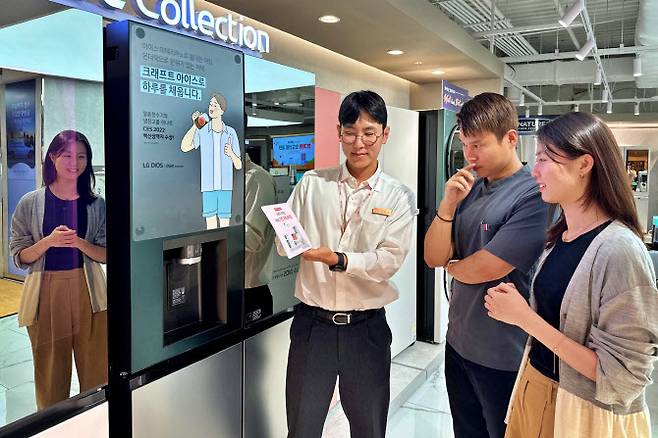 롯데백화점 LG 가전 매장에서 고객이 구독 서비스 상담을 받는 모습. (사진=롯데백화점)