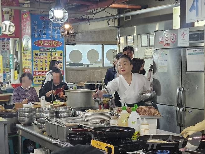 11일 오후 서울 동대문구 경동시장 안동국시 가게에서 넷플릭스 흑백요리사에 '이모카세'로 출연한 김미령 씨(49)가 국수를 삶고 있다. 2024.10.11/뉴스1 ⓒ뉴스1 장시온 기자