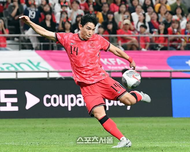 한국 축구국가대표팀의 조유민이 11일 서월월드컵경기장에서 열린 월드컵 아시아 지역 예선 중국과의 경기에서 슛을 하고 있다. 2024. 6. 11.  박진업 기자 upandup@sportsseoul.com