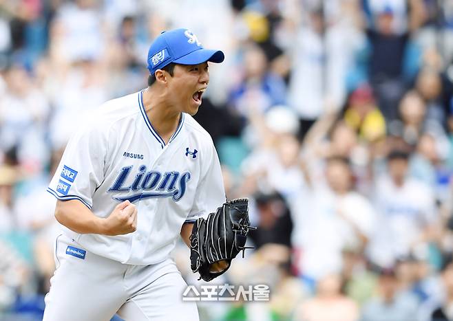 삼성 투수 김윤수가 13일 대구 삼성라이온즈파크에서 열린 2023 KBO리그 LG와의 플레이오프 1차전 7회초 2사 1-2 상황에 LG 오스틴을 3구 삼진으로 잡아내고 위기를 넘기면서 포효하고 있다. 2024. 10. 13.  대구 | 박진업 기자 upandup@sportsseoul.com