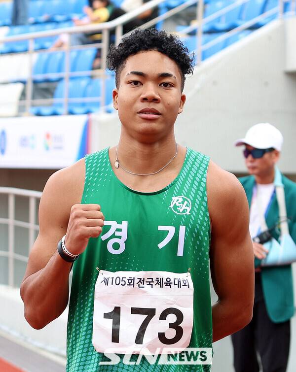 13일 오후 경남 김해종합운동장에서 열린 '제105회 전국체육대회' 육상 남자 고등부 100m 결선에 출전해 10초45으로 우승을 차지한 나마디 조엘진. 사진┃데일리런