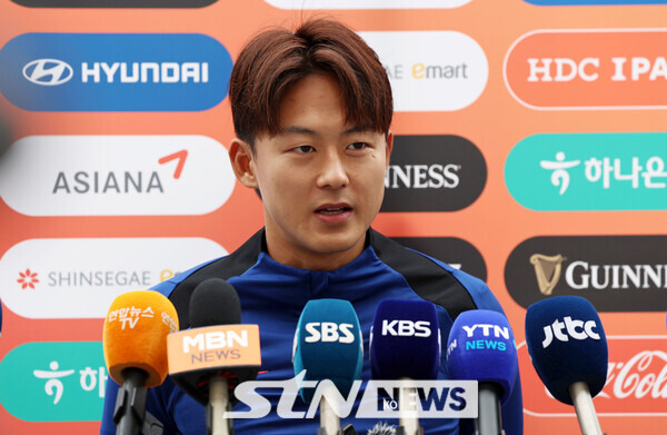 대한민국 축구 국가대표팀 이승우가 13일 경기도 용인 미르스타디움에서 훈련 전 인터뷰하고 있다. 대표팀은 15일 오후 8시 용인미르스타디움에서 이라크와 2016 북중미 월드컵 아시아지역 3차 예선 4차전 홈 경기를 치른다. 사진┃뉴시스