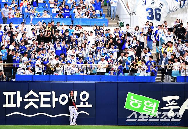 13일 대구 삼성라이온즈파크에서 열린 PO 1차전 삼성과 LG의 경기. 4회 삼성 김영웅이 LG 최원태를 상대로 솔로홈런을 날렸다. 김영웅의 볼이 우측 담장을 넘어가자 환호하는 삼성 야구팬들. 대구=송정헌 기자songs@sportschosun.com/2024.10.13/