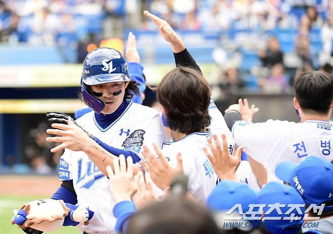 13일 대구 삼성라이온즈파크에서 열린 PO 1차전 삼성과 LG의 경기. 3회 3점 홈런을 날린 삼성 구자욱. 대구=송정헌 기자songs@sportschosun.com/2024.10.13/