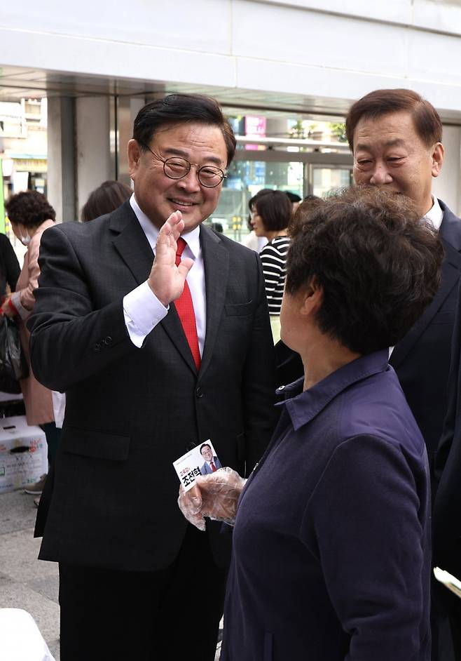 10·16 서울시교육감 보궐선거 보수 진영 단일 후보인 조전혁 후보가 13일 강북구 새은혜교회에서 열린 예배에 참석하며 교인들과 인사하고 있다. 2024.10.13 뉴스1