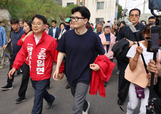 한동훈 국민의힘 대표가 지난 12일 부산 금정구 거리 일대를 걸으며 윤일현 금정구청장 보궐선거 후보와 유세를 펼치고 있다. [연합뉴스 제공]