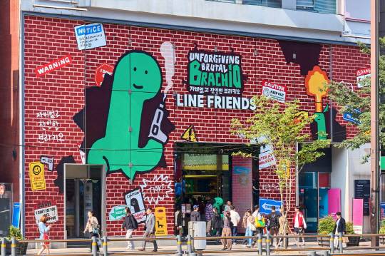 '조구만 자비없고 잔인한 브라키오 팝업'이 열리고 있는 라인프렌즈 스토어 강남점 전경. IPX 제공