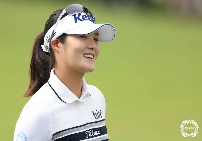 김민별이 13일 전북 익산시 익산CC에서 KLPGA 투어 생애 첫 우승을 한 후 환하게 웃고 있다. KLPGA 제공