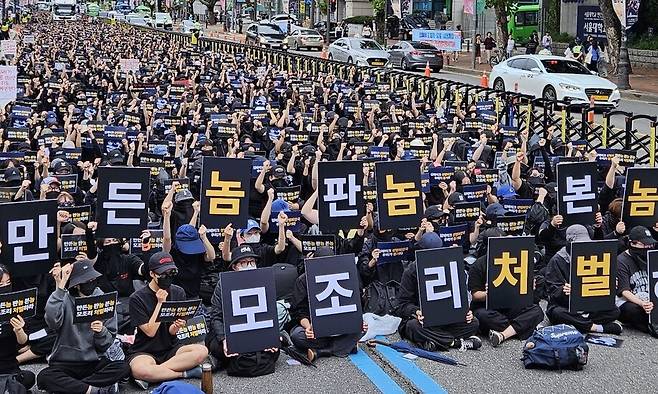 지난달 21일 오후 서울 지하철 4호선 혜화역 앞 대학로에서 열린 ‘딥페이크 성착취 엄벌 촉구 시위: 만든 놈, 판 놈, 본 놈 모조리 처벌하라’ 집회에서 참석자들이 구호를 외치고 있다. 김채운 기자