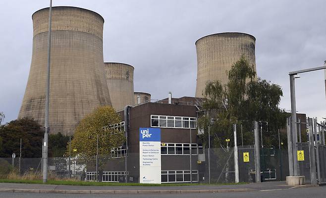 지난 9월29일(현지시각) 영국 노팅엄셔주 랫클리프 온 소어 발전소 전경. 영국 마지막 석탄발전소였던 이 발전소는 다음날인 30일 가동을 멈춰, 영국 석탄발전은 142년 만에 끝났다. 노팅엄셔/AP 연합뉴스