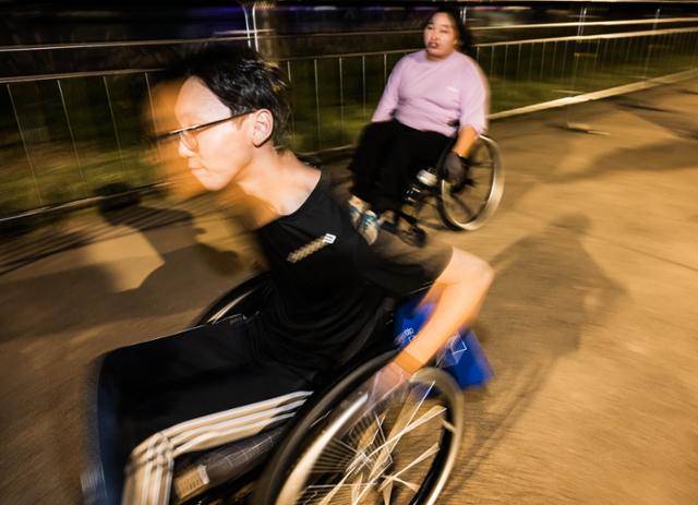 용산구 청년활동공간 용산 청년지음이 청년지원사업 일환으로 '지음실험실' 프로그램 '배리어프리 러닝'을 진행하고 있는 가운데 활동 마지막날인 4일 서울 용산구 이촌한강공원 일대에서 강사 김남영씨와 휠체어러너 박은수씨가 빠른 속도로 러닝을 하고 있다. 최주연 기자