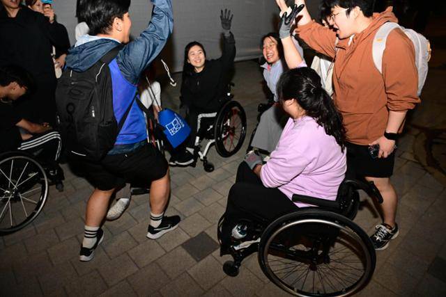 '배리어프리 러닝' 시작 전 크루원들이 화이팅을 외치고 있다. 최주연 기자