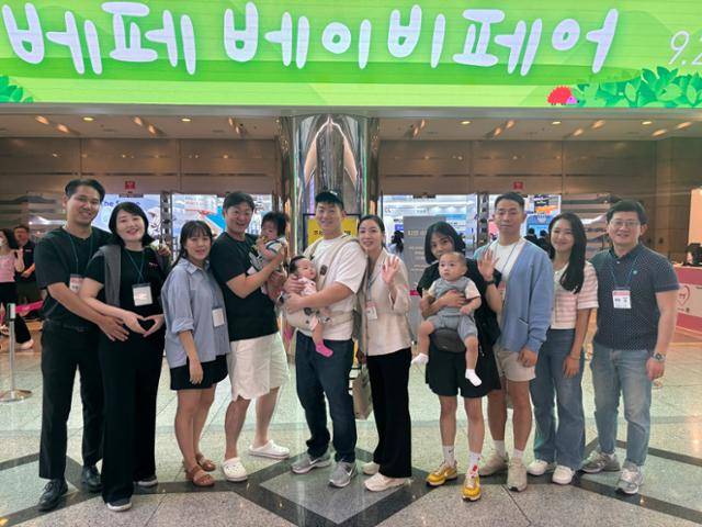 김재섭 국민의힘 의원과 보좌진 가족들이 지난달 29일 서울 강남구 코엑스에서 열린 베페베이비페어에 참여해 기념촬영을 하고 있다. 왼쪽부터 박소연 보좌관 예비부부, 강신형 보좌관 가족, 김 의원 가족, 전효수 비서관 가족, 김민철 선임비서관 부부. 김재섭 의원실 제공