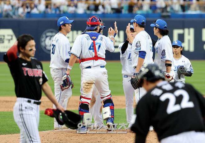 2024 프로야구 KBO 포스트시즌 삼성라이온즈와 LG트윈스의 플레이오프(PO) 1차전 경기가 13일 오후 대구삼성라이온즈파크에서 열렸다. 10-4로 승리한 삼성 선수들이 경기 종료 후 손을 맞잡고 있다. 대구=김민규 기자 mgkim1@edaily.co.kr /2024.10.13/