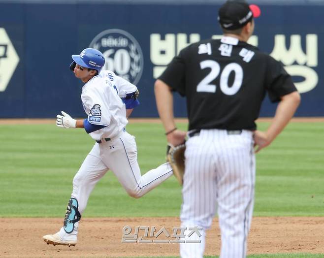 2024 프로야구 KBO 포스트시즌 삼성라이온즈와 LG트윈스의 플레이오프(PO) 1차전 경기가 13일 오후 대구삼성라이온즈파크에서 열렸다. 4회말 무사 김영웅이 솔로홈런을 치고 베이스를 돌고 있다. 대구=김민규 기자 mgkim1@edaily.co.kr /2024.10.13/