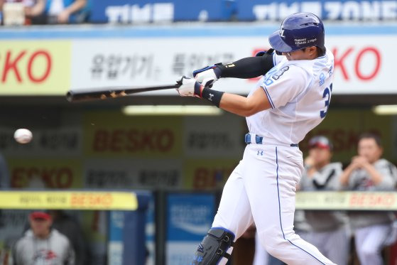 (대구=뉴스1) 공정식 기자 = 13일 오후 대구 삼성라이온즈파크에서 열린 프로야구 '2024 신한 SOL 뱅크 KBO 포스트시즌' 플레이오프 1차전 LG 트윈스와 삼성 라이온즈의 경기, 3회말 무사 1루 상황 삼성 2번타자 윤정빈이 우익수 방면 안타를 치고 있다. 2024.10.13/뉴스1